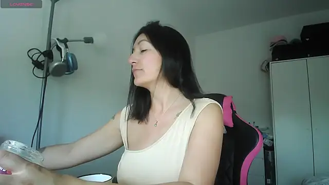Snapshot of Yulian_Milf chatting on 05/31/26, 02:46 Yulian Milf online show from 05/31/26, 02:46