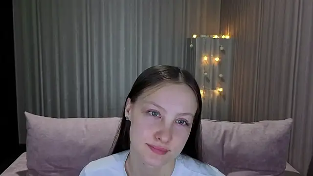 Snapshot of RoxyRay_ chatting on 01/18/26, 02:15 RoxyRay online show from 01/18/26, 02:15