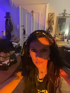 Snapshot of luxxlola chatting on 07/05/26, 04:19 luxxlola online show from 07/05/26, 04:19