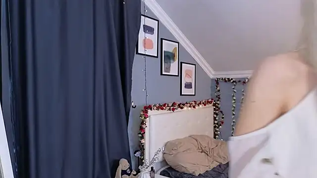 Naomi Demio online show from 04/15/26, 12:34