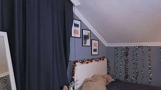 Naomi Demio online show from 04/26/26, 12:25