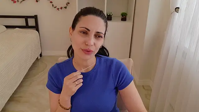 LovelyBeatrice online show from 04/17/26, 11:02