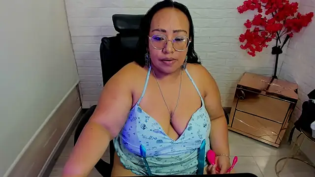 Snapshot of Shara_Oz chatting on 05/15/26, 01:18 Shara Oz online show from 05/15/26, 01:18