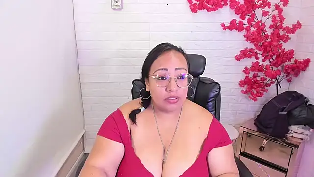 Snapshot of Shara_Oz chatting on 05/23/26, 01:04 Shara Oz online show from 05/23/26, 01:04