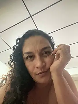Snapshot of Rosalinda_77 chatting on 07/05/26, 05:14 Rosalinda 77 online show from 07/05/26, 05:14