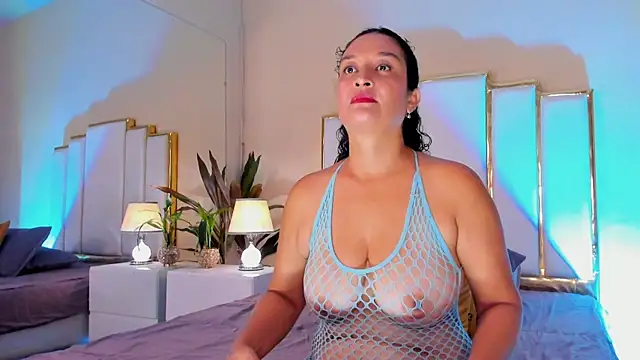 Snapshot of Rosalinda_77 chatting on 07/14/26, 12:44 Rosalinda 77 online show from 07/14/26, 12:44
