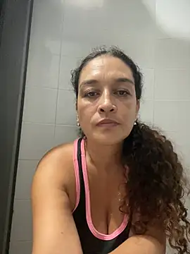 Snapshot of Rosalinda_77 chatting on 07/19/26, 04:44 Rosalinda 77 online show from 07/19/26, 04:44