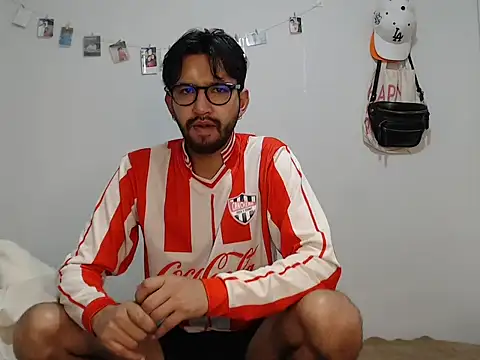 thomass1018 online show from 06/03/26, 04:23