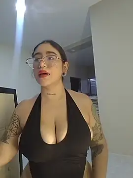Snapshot of Helll_girll chatting on 03/15/26, 11:22 Helll girll online show from 03/15/26, 11:22