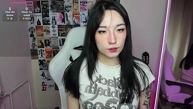 Snapshot of AliceeinWonderlanddd chatting on 02/04/26, 01:33 AliceeinWonderlanddd online show from 02/04/26, 01:33