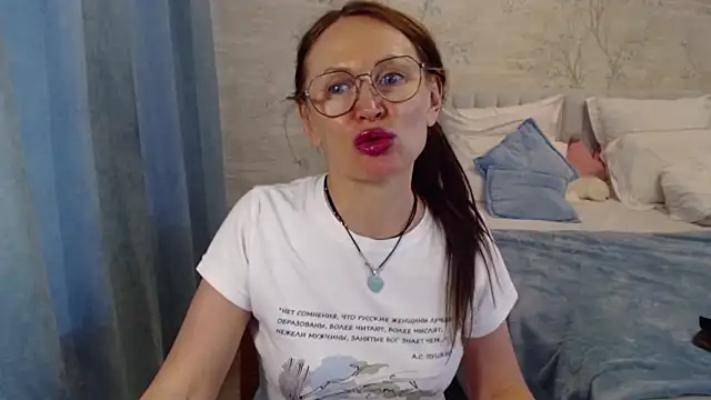 Snapshot of MarinaOnebest chatting on 05/19/26, 02:56 MarinaOnebest online show from 05/19/26, 02:56