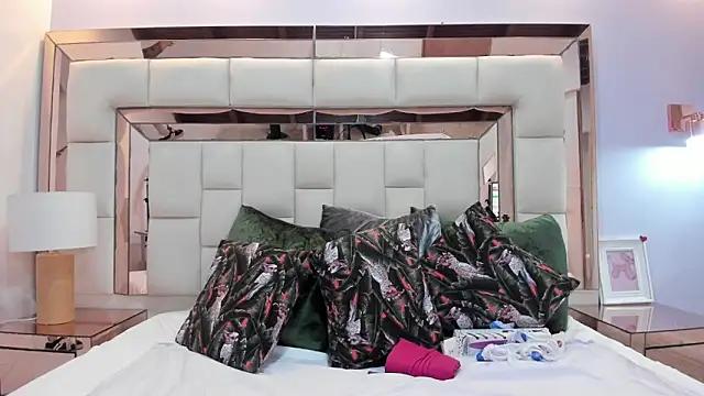 crystalstonee online show from 03/15/26, 08:15