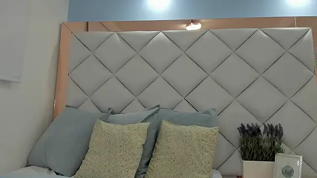 crystalstonee online show from 04/13/26, 10:26