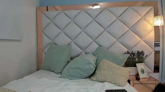 Snapshot of crystalstonee chatting on 05/27/26, 01:57 crystalstonee online show from 05/27/26, 01:57