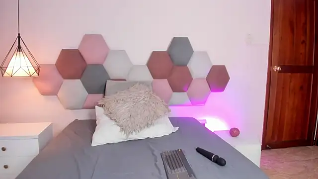 AnnaBroooks online show from 03/31/26, 12:01