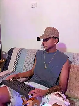 Snapshot of paulhot11 chatting on 04/26/26, 03:59 paulhot11 online show from 04/26/26, 03:59
