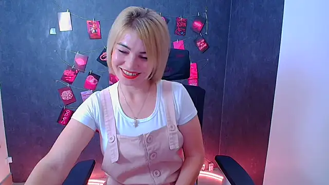 Snapshot of CuttieEmma chatting on 07/31/26, 11:42 CuttieEmma online show from 07/31/26, 11:42
