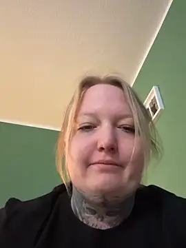 Snapshot of Lolaaxxx13 chatting on 05/16/26, 06:28 Lolaaxxx13 online show from 05/16/26, 06:28
