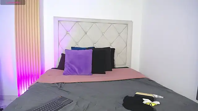 Luna Millers online show from 04/22/26, 04:04