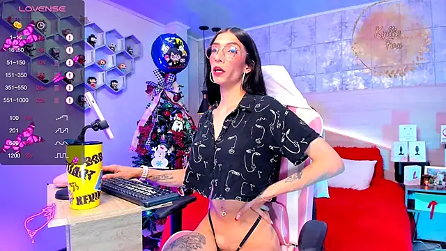 Snapshot of kylliefox_ chatting on 12/27/24, 01:18 kylliefox online show from 12/27/24, 01:18