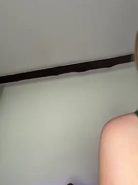Snapshot of Zoey__08 chatting on 05/20/26, 01:17 Zoey 08 online show from 05/20/26, 01:17