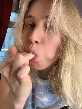 LovelyMiu online show from 02/04/26, 02:01