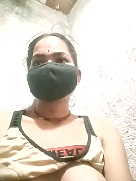 Sunali Bendre online show from 04/14/26, 02:23