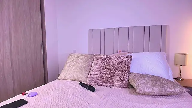 Anna-Lynn online show from 04/17/26, 01:41