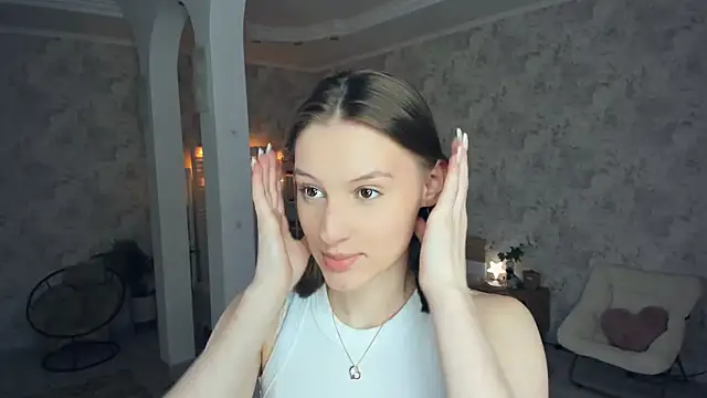 Snapshot of LianneBynon chatting on 06/15/26, 08:38 LianneBynon online show from 06/15/26, 08:38