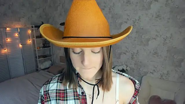 Snapshot of LianneBynon chatting on 06/27/26, 08:41 LianneBynon online show from 06/27/26, 08:41