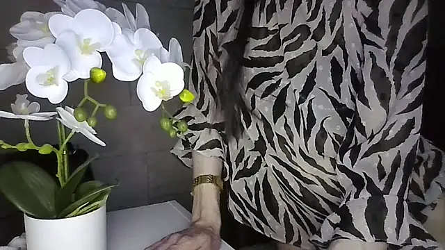 JuliaLovely online show from 04/18/26, 07:07