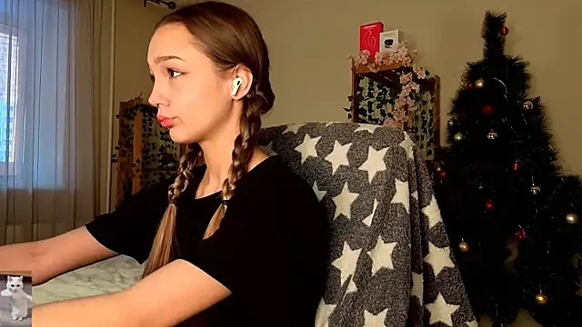 Snapshot of HoneyComfy chatting on 02/11/26, 11:04 HoneyComfy online show from 02/11/26, 11:04