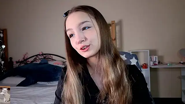 Snapshot of HoneyComfy chatting on 04/19/26, 02:16 HoneyComfy online show from 04/19/26, 02:16