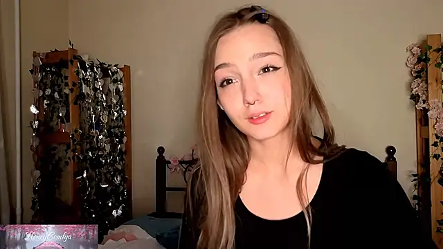 Snapshot of HoneyComfy chatting on 05/11/26, 04:04 HoneyComfy online show from 05/11/26, 04:04