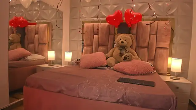 Paris Velvet online show from 02/14/26, 10:06