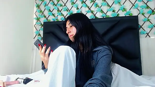 EmmaWilliamss4 online show from 02/09/26, 04:22