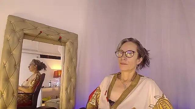 laurasofia45 online show from 04/28/26, 05:12