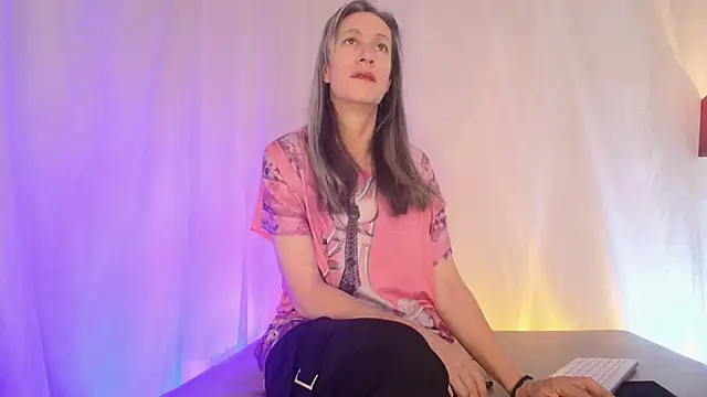 Snapshot of laurasofia45 chatting on 07/01/26, 11:01 laurasofia45 online show from 07/01/26, 11:01