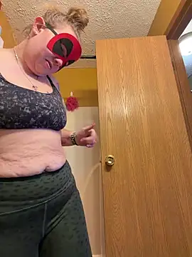 lickablelynn87 online show from 02/07/26, 05:49