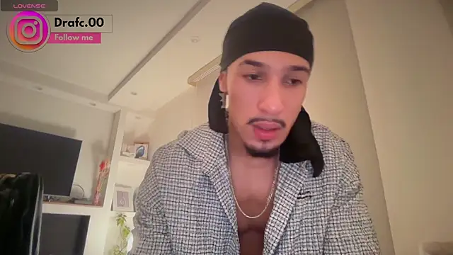 Snapshot of rafael_stone11 chatting on 07/13/26, 05:43 rafael stone11 online show from 07/13/26, 05:43