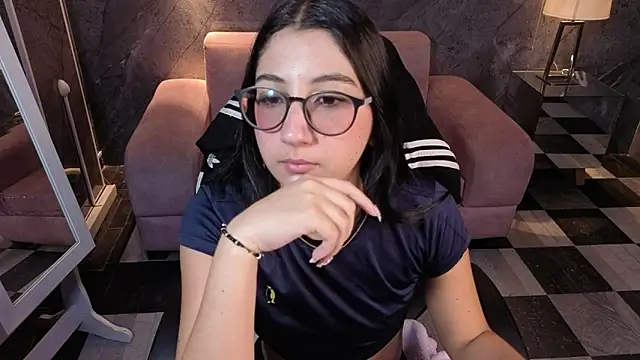 Snapshot of Sophie_jones_b chatting on 06/10/26, 12:48 Sophie jones b online show from 06/10/26, 12:48