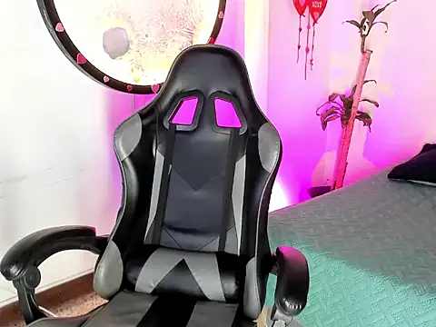 Miaa-Foxx online show from 04/25/26, 08:06