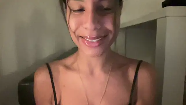 Snapshot of YaraEstelle chatting on 05/17/26, 11:23 YaraEstelle online show from 05/17/26, 11:23