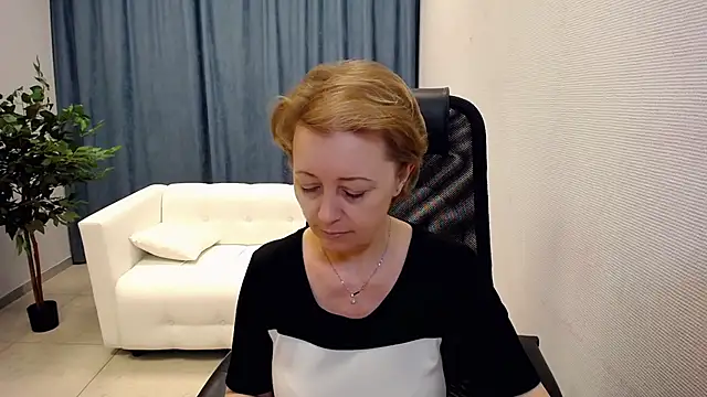 Snapshot of MONA_W chatting on 05/13/26, 10:45 MONA W online show from 05/13/26, 10:45