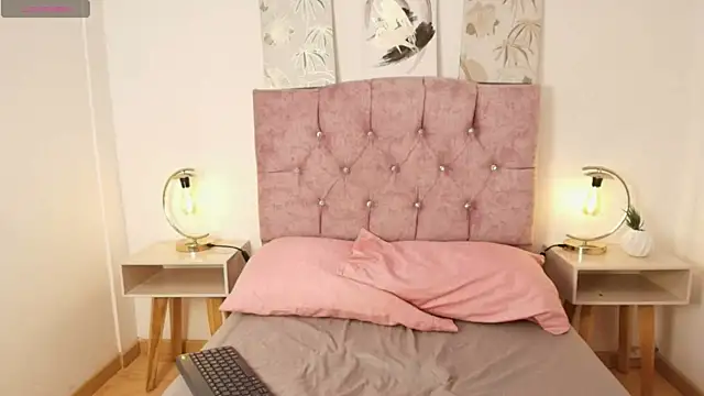 Ruby Rouge  online show from 04/12/26, 07:19