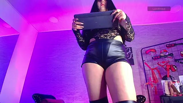 Snapshot of MadameDaphnee chatting on 02/04/26, 11:05 MadameDaphnee online show from 02/04/26, 11:05