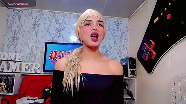 Snapshot of Karol_Vanessa__ chatting on 05/18/26, 12:11 Karol Vanessa online show from 05/18/26, 12:11