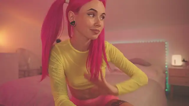 Snapshot of Sarah_Pink chatting on 12/06/24, 05:00 Sarah Pink online show from 12/06/24, 05:00