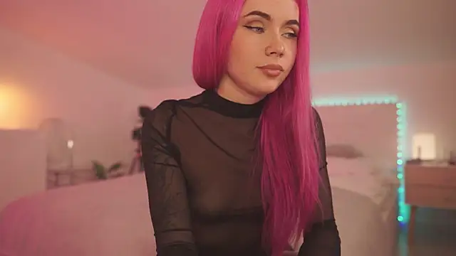 Snapshot of Sarah_Pink chatting on 01/18/25, 05:26 Sarah Pink online show from 01/18/25, 05:26