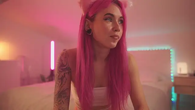 Snapshot of Sarah_Pink chatting on 01/24/25, 05:11 Sarah Pink online show from 01/24/25, 05:11